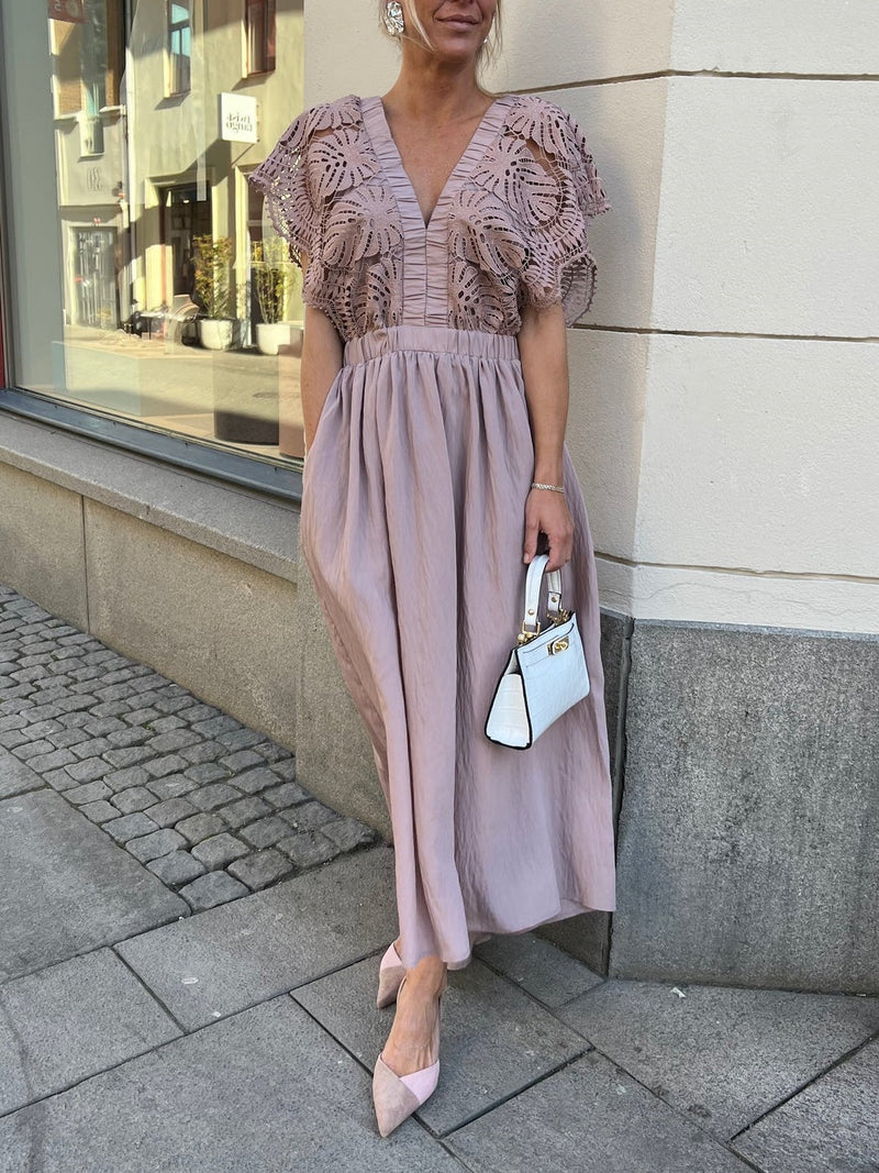 Elegant Lace Sleeveless Midi Dress